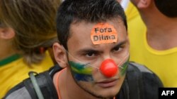 Протестующие в национальных цветах Бразилии на марше протеста против правительства президента Дилмы Русеф, Сан-Паулу, 15 марта 2015 года.