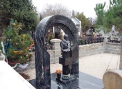 Могила похороненного в Севастополе Януковича-младшего