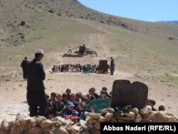 در بسیاری از مناطق دور افتاده افغانستان اطفال به محیط آموزشی درست دسترسی ندارند