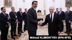 Preisdenti i Rusisë, Vladimir Putin (djathtas) duke përshëndetur emirin e Katarit,Tamim bin Hamad al-Thani gjatë takimit në Moskë.