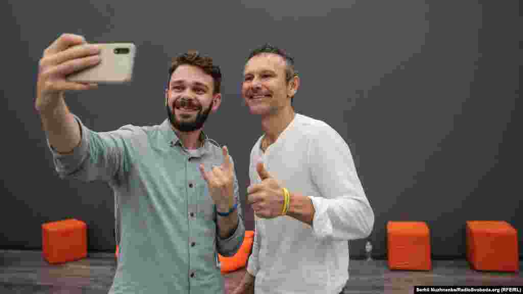 A supporter of Holos takes a selfie with Svyatoslav Vakarchuk at the party headquarters in Kyiv. (RFE/RL, Serhii Nuzhnenko)