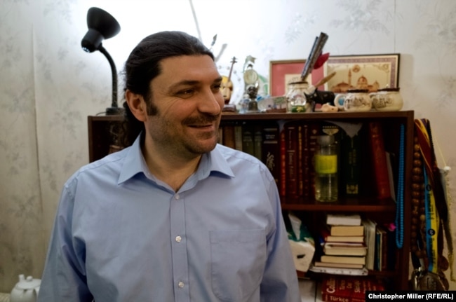 Юнус Ердогду пишається, що він «послідовник і прихильник» Фетхуллаха Ґюлена, і наполягає, що він не «терорист»