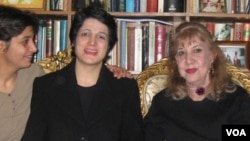 Simin Behbahani (right) during a visit by human rights lawyer Nasrin Sotoudeh (center) in 2010.