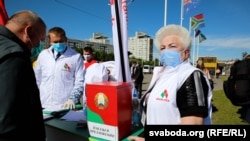 Прадстаўнікі «Белай Русі» зьбіраюць подпісы за Аляксандра Лукашэнку ў Менску, 5 чэрвеня 2020