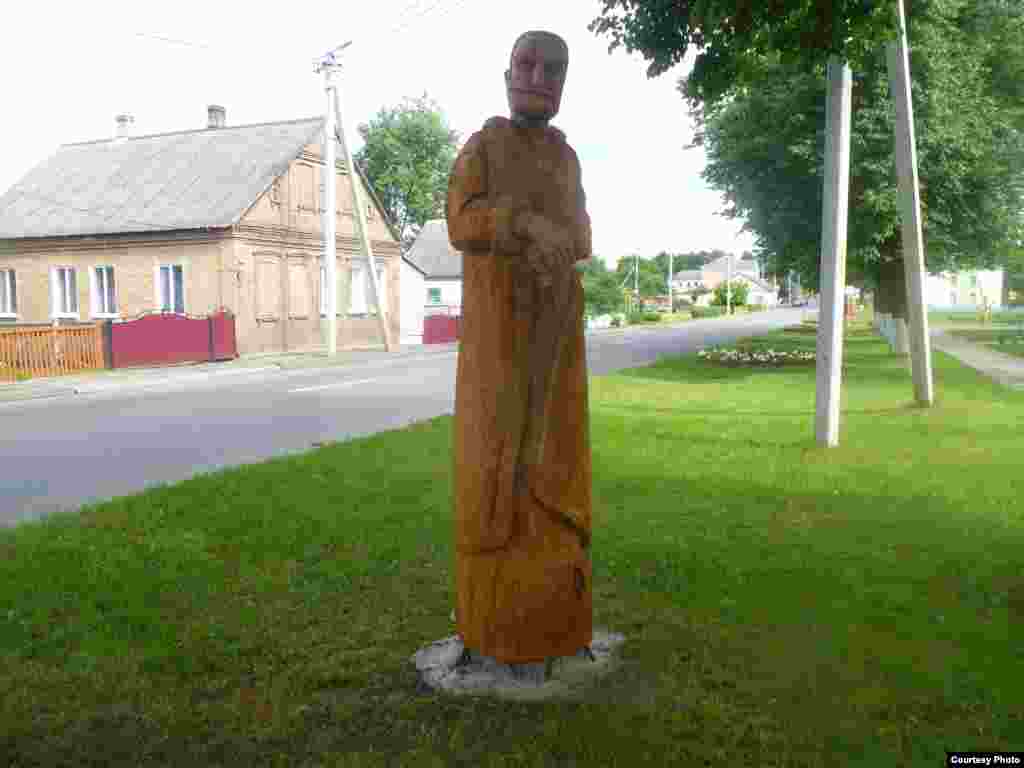 Адна з цэнтральных вуліц Ружанаў упрыгожаная драўлянымі статуямі роду Сапегаў