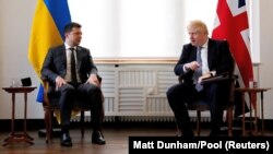  Президент Украины Владимир Зеленский (ліворуч) і премʼєр-міністр Великої Британії Борис Джонсон. Мюнхен, 19 лютого 2022 року