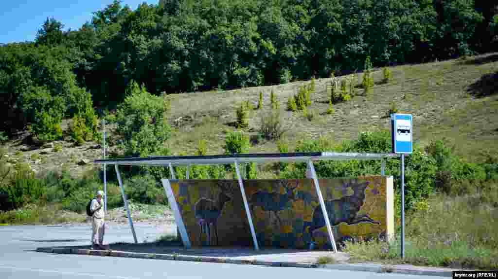 Остановка у поворота на село Резервное. На мозаике изображены благородные олени, обитающие в окрестных лесах