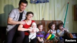 Домохозяйка из Вязьмы Светлана Давыдова вместе с супругом и детьми.
