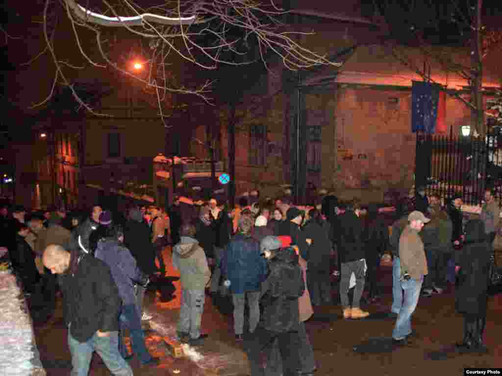 Jovan Divjak uhapšen u Beču zbog slučaja Dobrovoljačka, građani Sarajeva mirnim protestima ispred Austrijskog veleposlanstva traže njegovo oslobađanje. Foto: Nermin Čolić / Radiosarajevo.ba