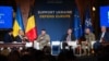 Українські військові Юліан Пилипей і Владислав Євсєєв разом із колишнім головою Військового комітету НАТО Робом Бауером і колишнім начальником Штабу оборони Великої Британії Тоні Радакіним на Київському безпековому форумі в Брюсселі, 28 жовтня 2026 року