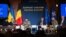 Українські військові Юліан Пилипей і Владислав Євсєєв разом із колишнім головою Військового комітету НАТО Робом Бауером і колишнім начальником Штабу оборони Великої Британії Тоні Радакіним на Київському безпековому форумі в Брюсселі, 28 жовтня 2026 року