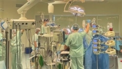 Captură din timpul unei operații de transplant de ficat realizată în Republica Moldova.