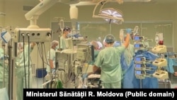 Captură din timpul unei operații de transplant de ficat realizată în Republica Moldova.