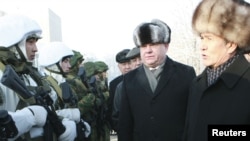 Президент Атамбаев и глава Пограничной службы ФСБ РФ Владимир Проничев, 18 января в Бишкеке. 