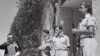 Iranski diplomata Reza Saffinia salutira izraelskim vojnicima dok ulazi u rezidenciju prvog predsjednika Izraela, Chaima Weizmanna, u blizini Tel Aviva 1950. godine.Godine 1950. Iran je prekinuo s politikom svojih arapskih susjeda tako što je neformalno priznao mladu jevrejsku državu.