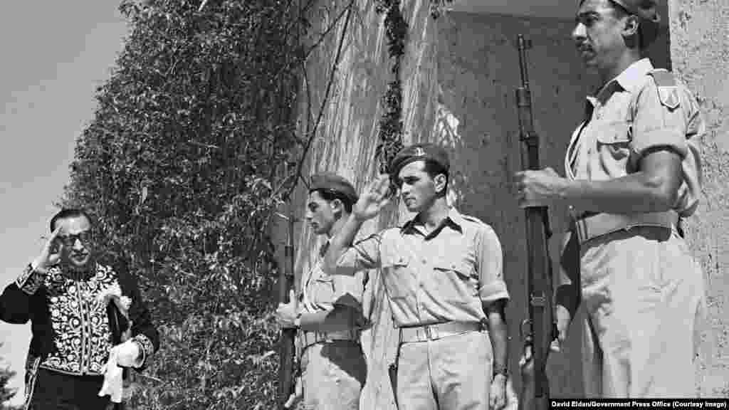 Reza Szaffinia iráni diplomata tiszteleg izraeli katonák előtt, amikor belép Izrael első elnöke, Háim Weizmann Tel-Aviv melletti rezidenciájára 1950-ben.1950-ben Irán szakított arab szomszédainak álláspontjával, és ugyan csak nem hivatalosan, de elismerte a zsidó állam létét
