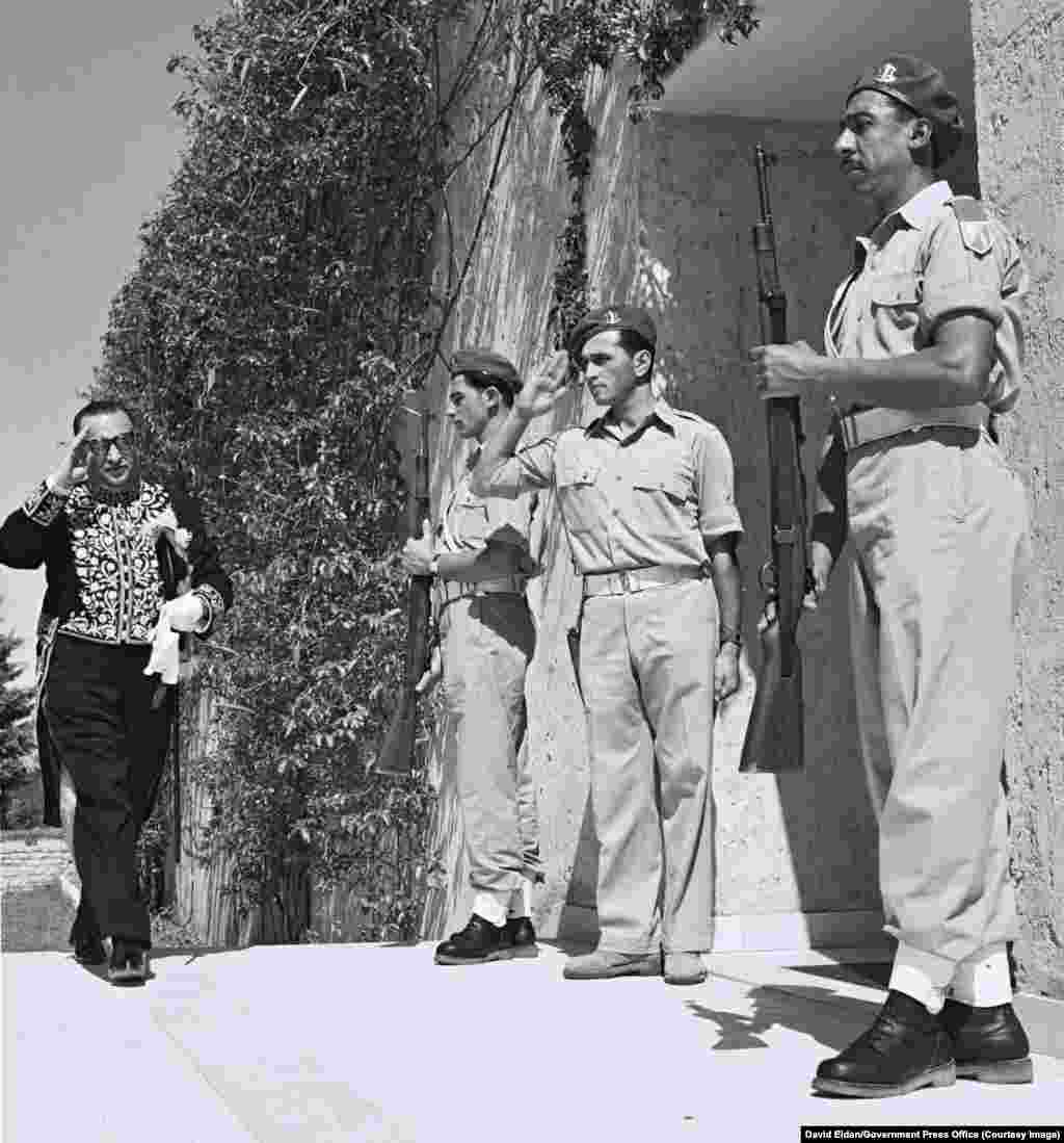 Iranian diplomat Reza Saffinia salutes Israeli soldiers as he enters the residence of Israel’s first president, Chaim Weizmann, near Tel-Aviv in 1950.In 1950, Iran broke with its Arab neighbors by informally recognizing the fledgling Jewish state.