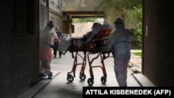 Mentők gyakorlatoznak és visznek egy feltételezett koronavírusos beteget a Kútvölgyi úti kórházba Budapesten, 2020. augusztus 27-én