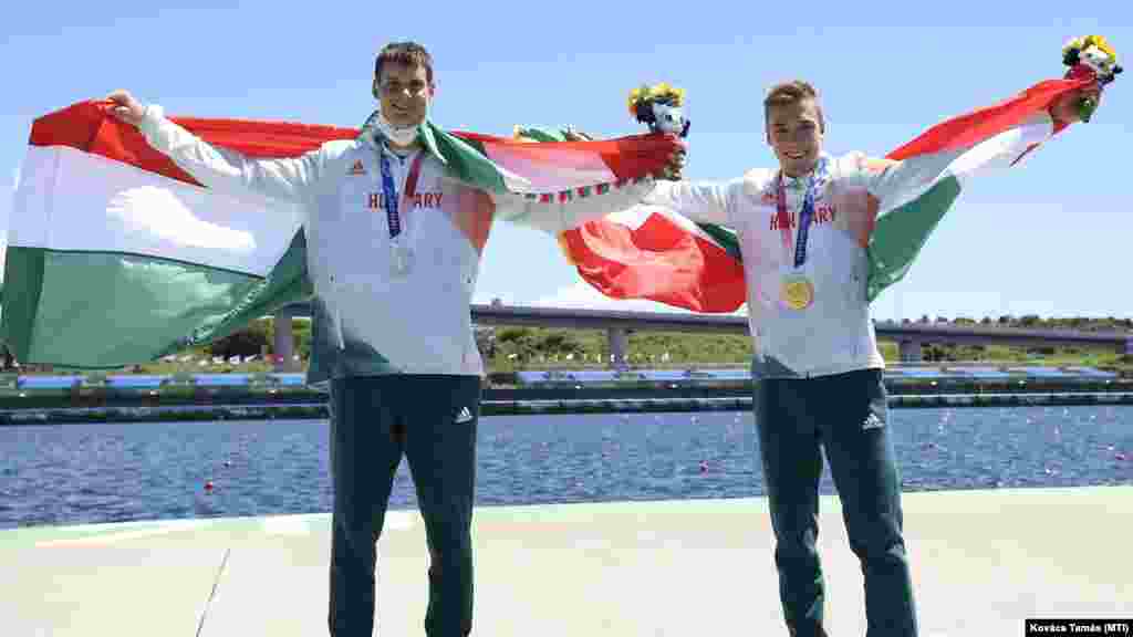 Az aranyérmes Kopasz Bálint (j) és az ezüstérmes Varga Ádám a férfi kajak egyesek 1000 méteres versenyének eredményhirdetésén a tokiói olimpián 2021. augusztus 3-án