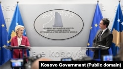 Presidentja e Komisionit Evropian, Ursula von der Leyen, e shikon kryeministrin e Kosovës, Albin Kurti, gjatë një konference për media në Prishtinë, Kosovë, 1 tetor 2026.