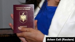 Pasaportë shqiptare, fotografi nga arkivi 