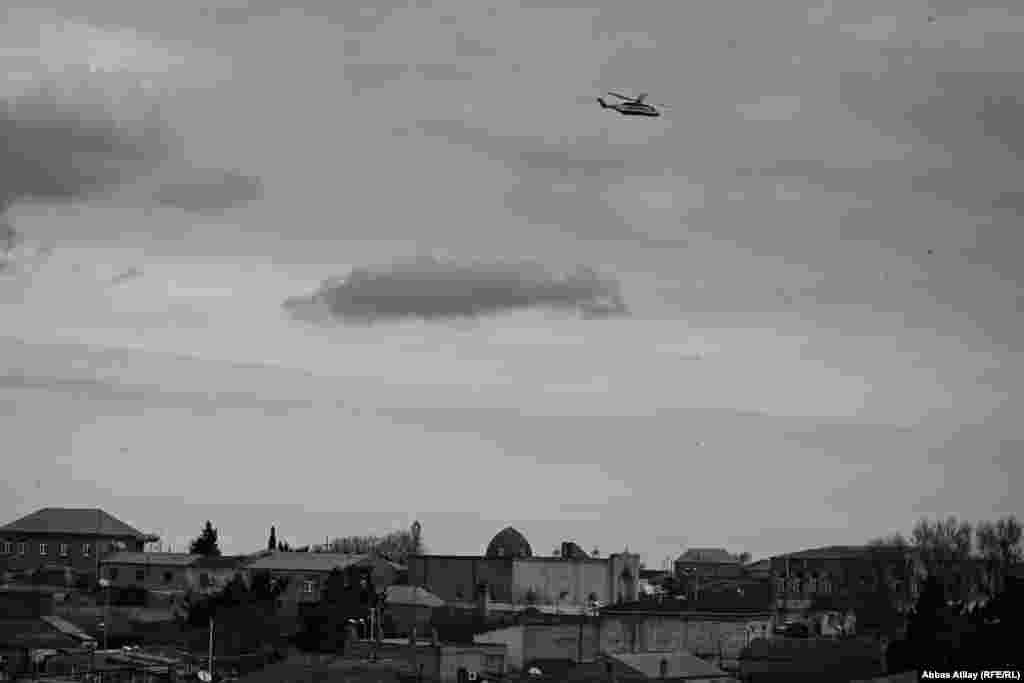 Rmana kəndi üzərində uçan ARDNŞ-ə məxsus helkopter.