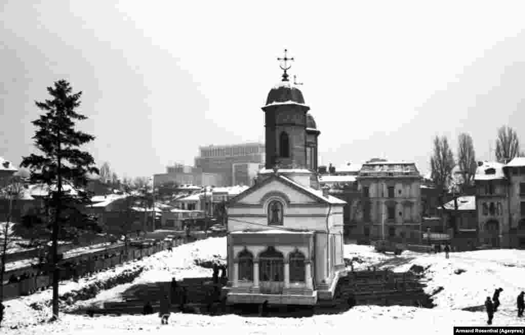 Also known at the Stork&#39;s Nest, St. Stephen&#39;s Church on its tracks.