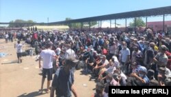 Täjigistanyň we Özbegistanyň müňlerçe raýaty gazak-özbek serhedinde gabalyp galdylar, Türkestan regiony, Gazagystanyň Saryagaş etraby, 3-nji iýul, 2020 