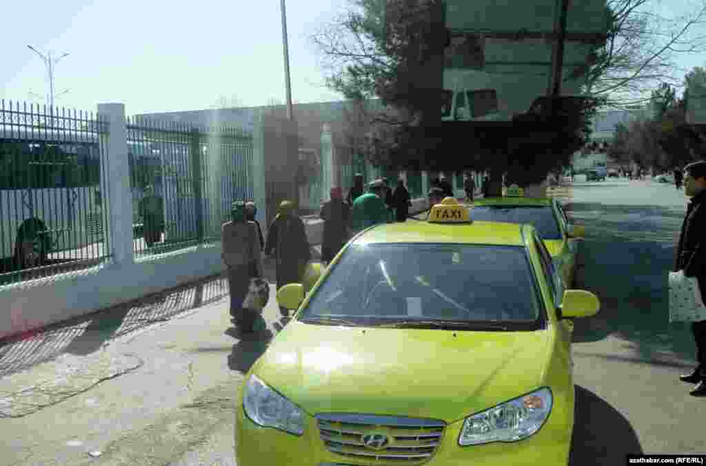 Aşgabadyň &quot;teke bazarynyň&quot; öňünde duran döwlet eýeçiligindäki taksiler