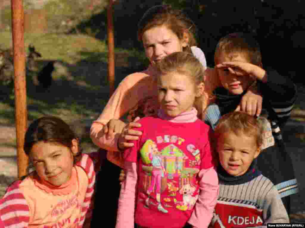 "Эх, рады были бы, чтоб в школу пошли, но как? Нужна одежда"