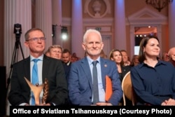 Анджэй Пачобут, Алесь Бяляцкі, Сьвятлана Ціханоўская на ўручэньні прэміі «Залаты ляўр Super Biznesu» ў Варшаве