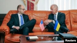 Віце-президент США Джо Байден (Л) і прем’єр-міністр України Арсеній Яценюк. Архівне фото