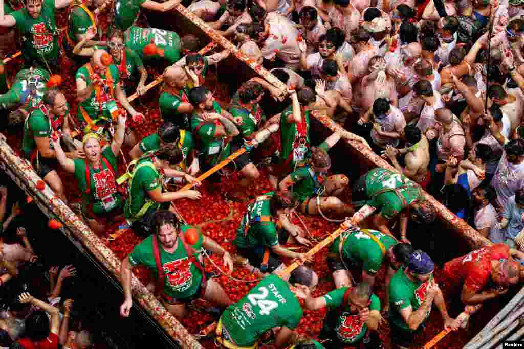 Učesnici festivala borbe paradajzom &quot;La Tomatina&quot; u Bunolu kod Valensije, Španija, 28. avgusta.