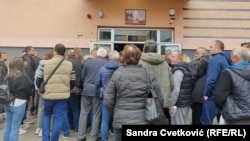 Red ispred birališta u Raškoj na kojem glasaju kosovski Srbi, 25. oktobar 2026.