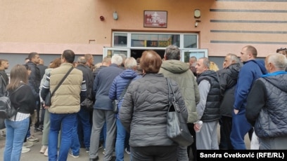 Serbët nga veriu i Kosovës presin në radhë për të votuar në Rashkë. Vendvotime për votuesit nga Kosova janë hapur edhe në Kurshumli, Vranjë dhe Tutin, pasi autoritetet e Kosovës nuk lejuan hapjen e tyre në zonat me shumicë serbe në Kosovë.
