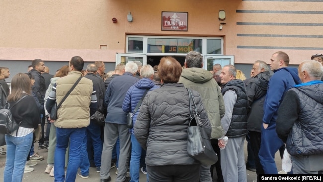 Serbët nga veriu i Kosovës presin në radhë për të votuar në Rashkë. Vendvotime për votuesit nga Kosova janë hapur edhe në Kurshumli, Vranjë dhe Tutin, pasi autoritetet e Kosovës nuk lejuan hapjen e tyre në zonat me shumicë serbe në Kosovë.