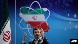 Arxiv foto: İranın prezidenti Mahmud Ahmadinejad (Mahmud Əhmədinejad) İranda nüvə alimləri qarşısında çıxış edir. 8 aprel 2012