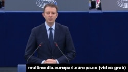 Eurodeputatul român, Siegfried Mureșan, negociatorul-șef privind asistența pentru R. Moldova, susține un discurs de la tribuna Parlamentului European în favoarea ajutorului de 1,9 miliarde de euro, Strasbourg, Franța, 11 martie 2025