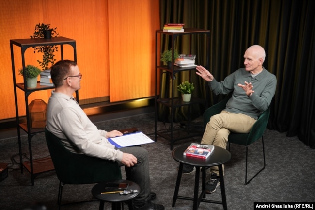 Журналіст Свабоды Валер Каліноўскі і Алесь Бяляцкі. Вільня, 16 сьнежня 2025