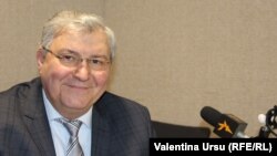 Valentin Dediu în studioul Europei Libere de la Chișinău 