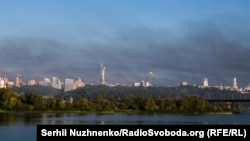 Дим від пожеж, спричинених російським ударом, у Києві, 1 серпня 2026 року