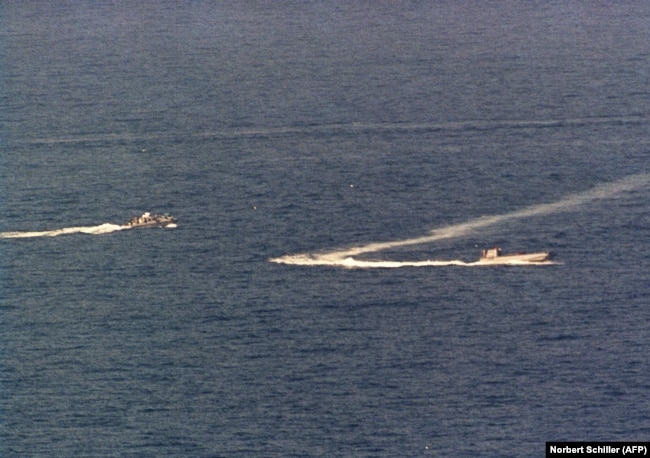 Skafet iraniane të fotografuara disa sekonda para se të hapnin zjarr ndaj një helikopteri pranë brigjeve të Dubait në dhjetor të vitit 1987.