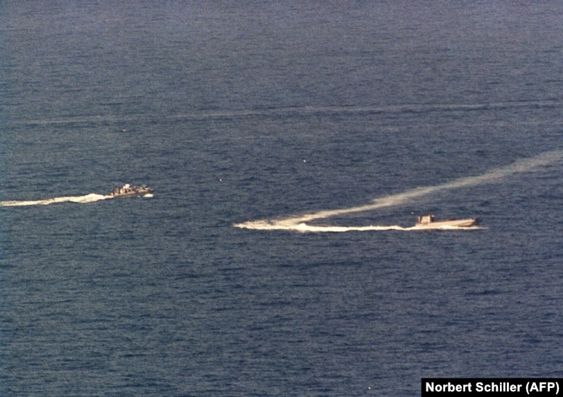 Skafet iraniane të fotografuara disa sekonda para se të hapnin zjarr ndaj një helikopteri pranë brigjeve të Dubait në dhjetor të vitit 1987.
