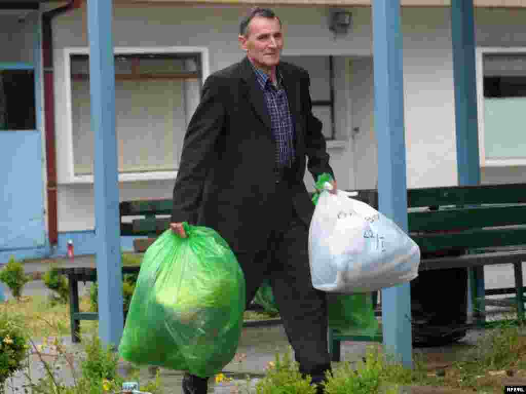 Boro Gligić po izlasku iz zatvora Foto: Savo Prelević 