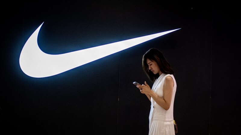 Кампаніі Nike і Marks & Spencer пакідаюць  Расею
