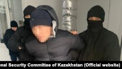 Раcпространенное комитетом нацбезопасности Казахстана фото задержания в ходе «спецоперации» в отношении «транснациональной преступной группы».