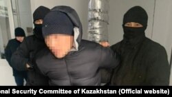 Рапространённое КНБ фото задержания подозреваемых во время «спецоперации» в отношении «транснациональной преступной группы»