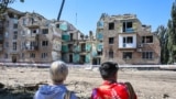 П'ятиповерхівка в Дарницькому районі Києва, частина якої була знищена прямим влучанням російської ракети під час масованої атаки РФ на столицю у ніч на 28 серпня. Київ, 29 серпня 2025 року