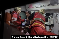 Медики надають допомогу постраждалій жінці. Київ, 6 липня 2026 року