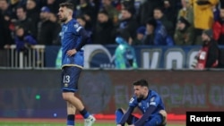 Futbollistët e Kombëtares së Kosovës, Kreshnik Hajrizi dhe Lumbardh Dellova pas humbjes ndaj Turqisë. 